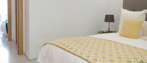 2 dormitorios, tabla de planchar con plancha, Internet y ropa de cama