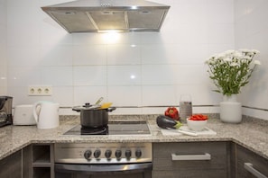 Een koelkast, een microgolfoven, een oven, een kookplaat