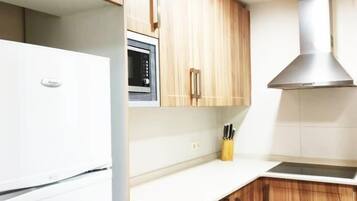 Een koelkast, een microgolfoven, een vaatwasser