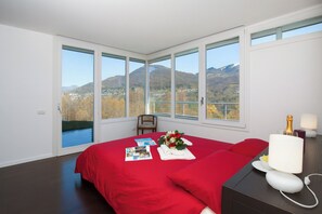 6 bedrooms, iron/ironing board, WiFi, bed sheets