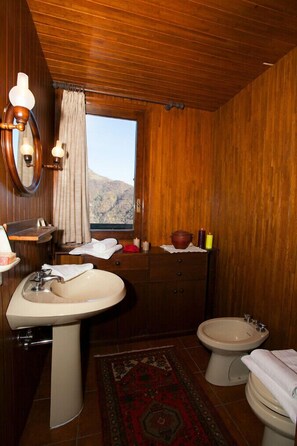 Badekar, hårføner, bidé og håndklær