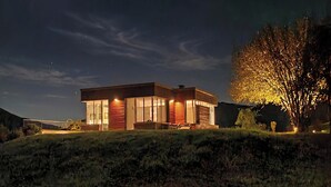 A modern house with large windows, a flat roof, and a well-lit exterior at night. - Villa Intelvi, Cerano d'Intelvi, Italy (Cerano d'Intelvi)