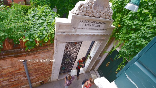 Indgang til Peggy Guggenheim Collection med en stenhvælv og en dekorativ skulptur.