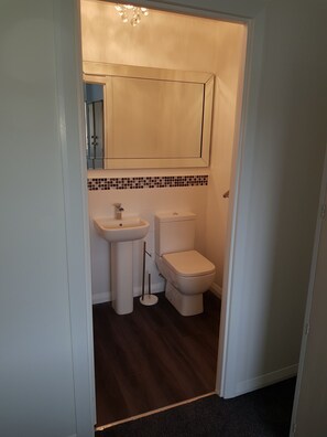 Douche, sèche-cheveux, serviettes fournies, savon