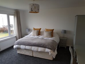 5 bedrooms, desk, iron/ironing board, travel cot