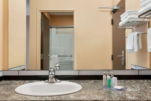 Een bad/douchecombinatie, gratis toiletartikelen, een haardroger