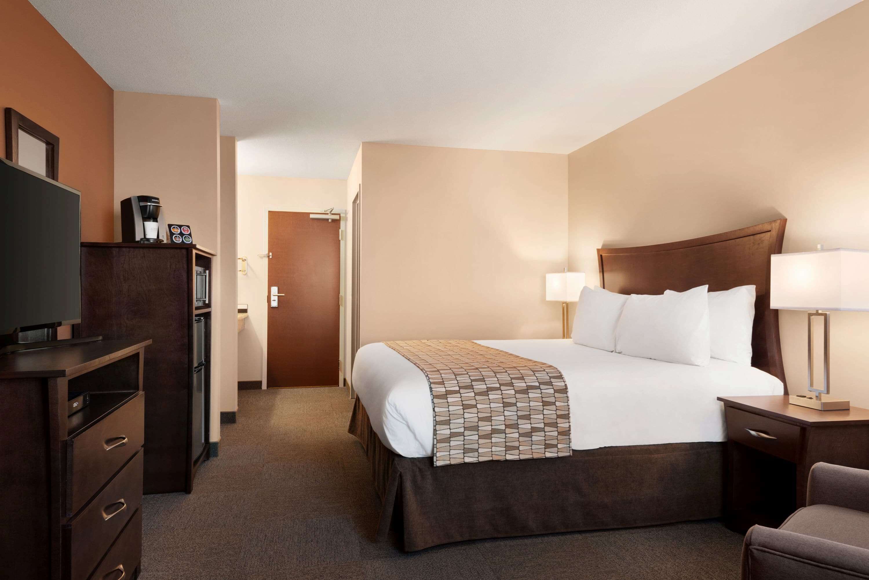 room, 1 king bed, non smoking | blackout curtains, iron/ironing board, free wifi, bed sheets