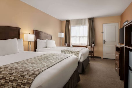 Cortinas blackout, tabla de planchar con plancha y wifi gratis . Travelodge by Wyndham Pincher Creek