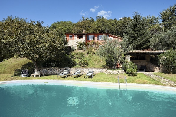 Vista esterna con piscina/ External view with swimming pool