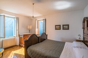5 quartos, ferros/tábuas de passar roupa, Wi-Fi (sobretaxa)