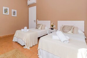 3 slaapkamers, een bureau, een strijkplank/strijkijzer, wifi