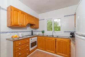 Een koelkast, een microgolfoven, een oven, een kookplaat