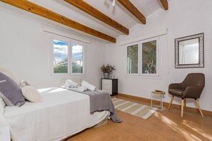 3 bedrooms, desk, iron/ironing board, WiFi