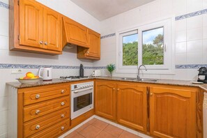 Køleskab, mikrobølgeovn, ovn, kogeplade