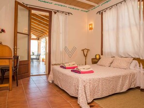 5 chambres, fer et planche à repasser, accès Internet, draps fournis