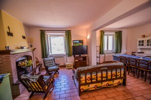 Een televisie en een open haard