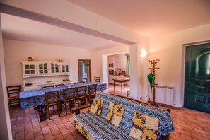 Een televisie en een open haard