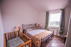 2 bedrooms, free WiFi, bed sheets - Detached house with private pool 1,5 km from shops and restaurant. AC & Wi-fi (Melezzole)