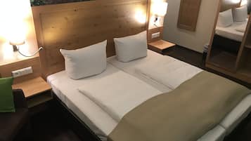 Standard-Doppelzimmer | Individuell dekoriert, Schreibtisch, VerdunkelungsvorhÀnge