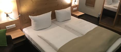 Standard Double Room | Dihias secara berasingan, meja, langsir/tirai gelap terus, kalis bunyi