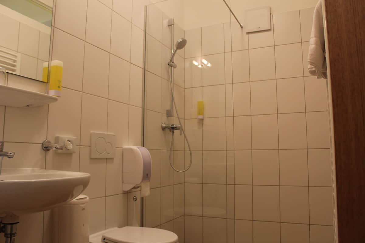 Ein Badezimmer mit Waschbecken, Toilette und Dusche.
