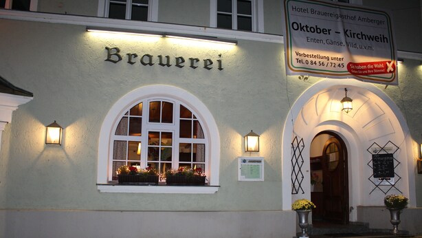A building with the name 'Brauerei' and a sign indicating 'Oktober - Kirchweih'. - Hotel Brauereigasthof Amberger (Kosching)