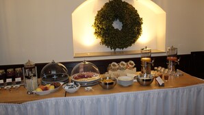 A breakfast buffet with various food items and condiments. - Hotel Brauereigasthof Amberger (Kosching)