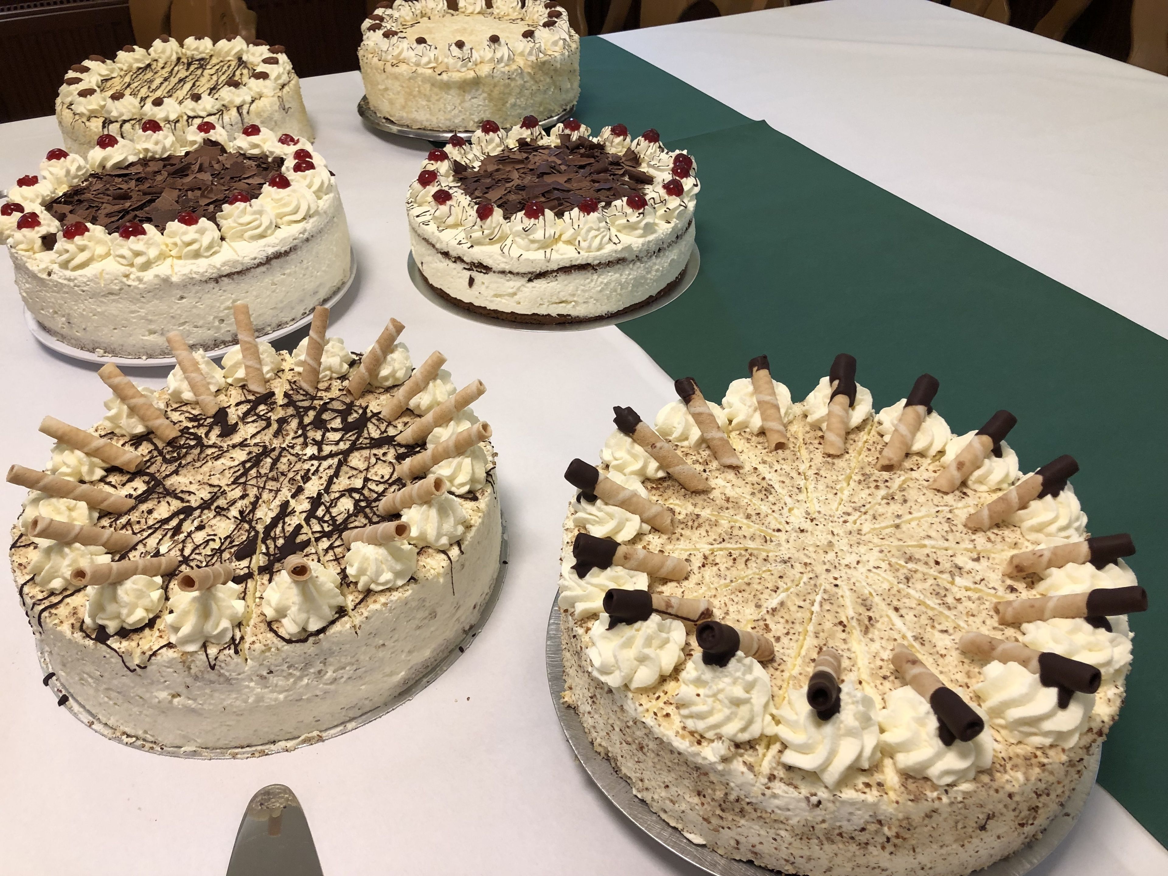 Una mesa con varios pasteles decorados.