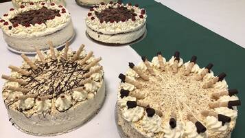 Una mesa con varios pasteles decorados.