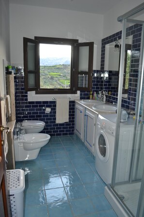 Dusche, Haartrockner, Bidet, Handtücher