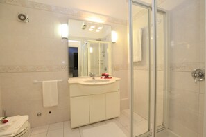 Suihkun ja ammeen yhdistelmä, hiustenkuivaaja, bidee, pyyhkeet