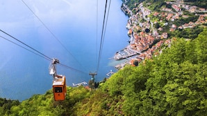 Un sistema de teleférico con vistas a un pueblo costero.