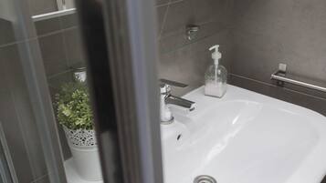 Ducha, secador de pelo y toallas