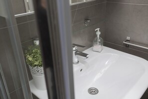 Bruser, hårtørrer, håndklæder