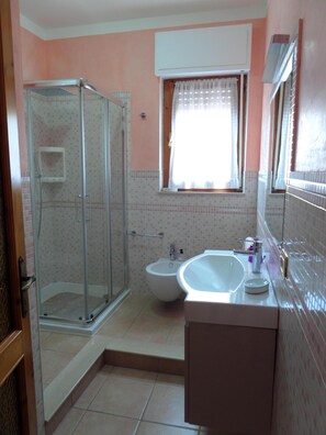 Hair dryer, towels, soap, toilet paper - Il Papavero apartment (Alghero)