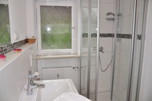Apartment | Bathroom | Shower, hair dryer, towels - Haus am Wiesengrund (Reit im Winkl)