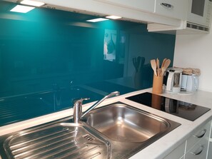 Appartement | Privékeuken | Een koelkast, een magnetron, een kookplaat, een vaatwasser