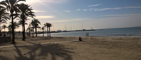 Nära stranden, solstolar och strandhanddukar