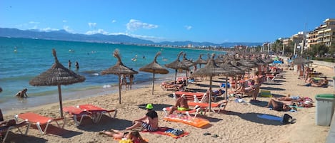 Perto da praia, espreguiçadeiras, toalhas de praia 