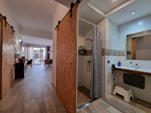 Douche, sèche-cheveux, serviettes fournies, savon