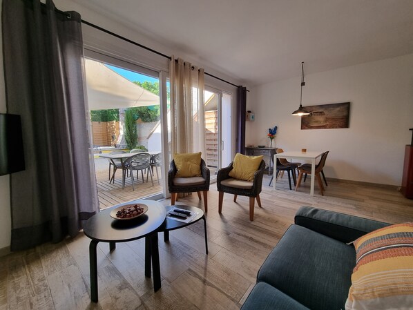 TV connectée, cheminée, livres