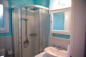 Dusche, Haartrockner, Handtücher, Toilettenpapier