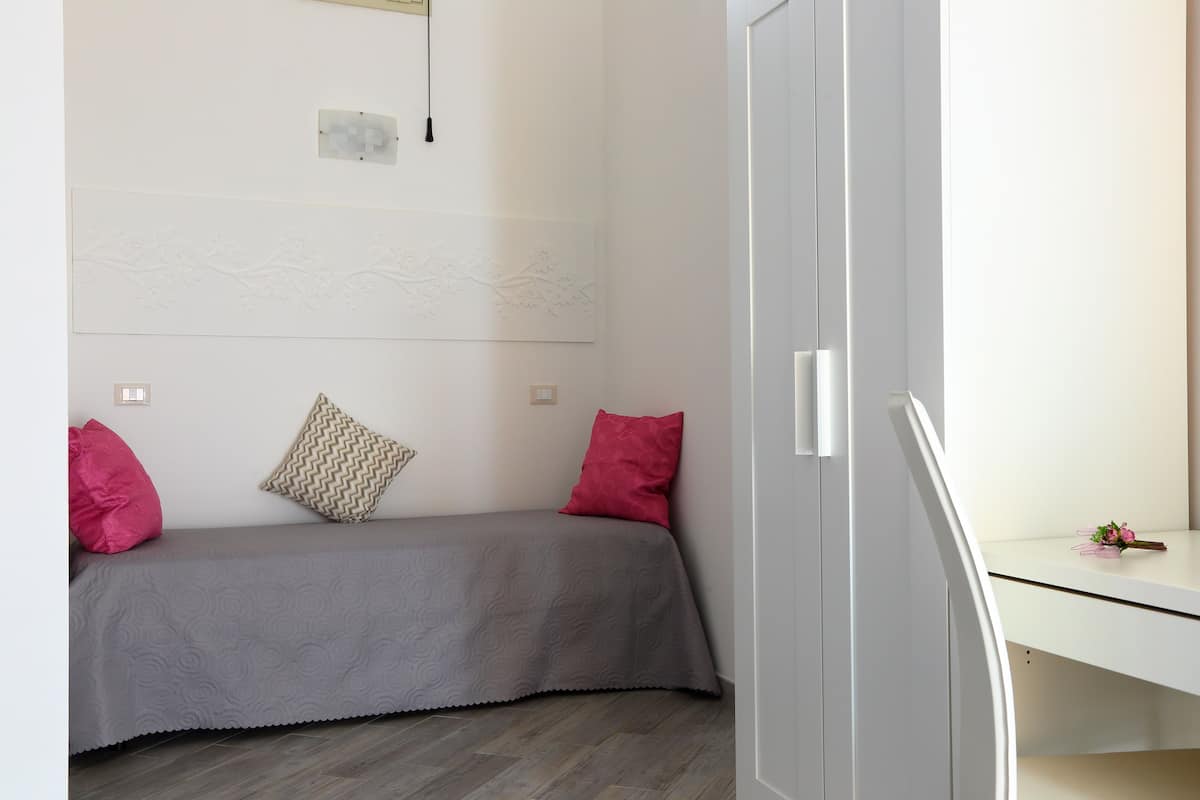 Chambre quadruple | Minibar, coffre-fort, bureau, rideaux d’obscurcissement