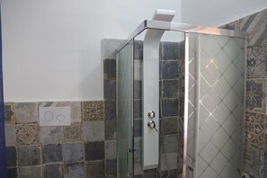 Deluxe-Dreibettzimmer | Badezimmer | Dusche, Bademäntel, Bidet, Handtücher
