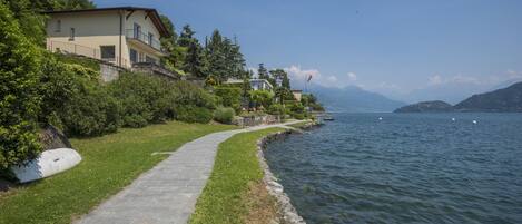 Sulla spiaggia, lettini da mare