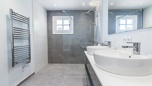 Dusche, Haartrockner, Bidet, Handtücher