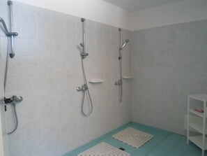 Dusche, Bidet, Seife, Toilettenpapier