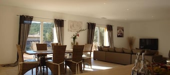 Large 200 m² house with private garden and swimming pool