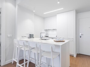 Kylskåp, mikrovågsugn, ugn och spishäll