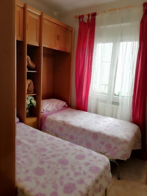 2 bedrooms, iron/ironing board, bed sheets